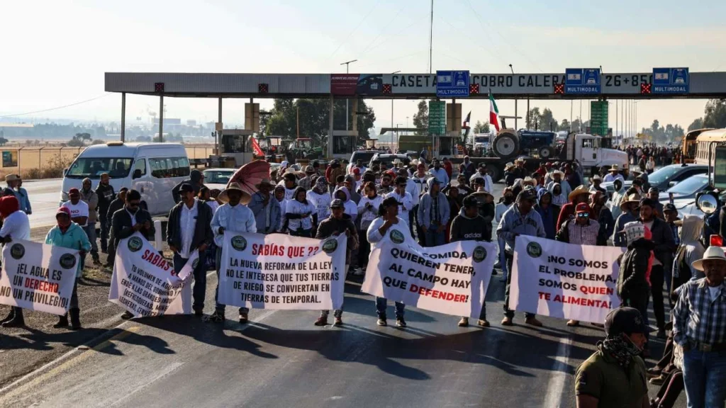 Bloqueo de campesinos en una de las casetas de cobro del país.