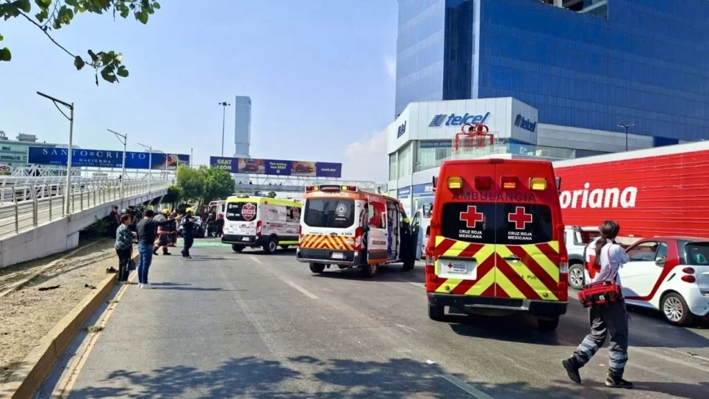 Un accidente por presunta falta de pericia, cerca de Plaza Vía San Ángel en Puebla, causó la muerte de una mujer de 24 años.
