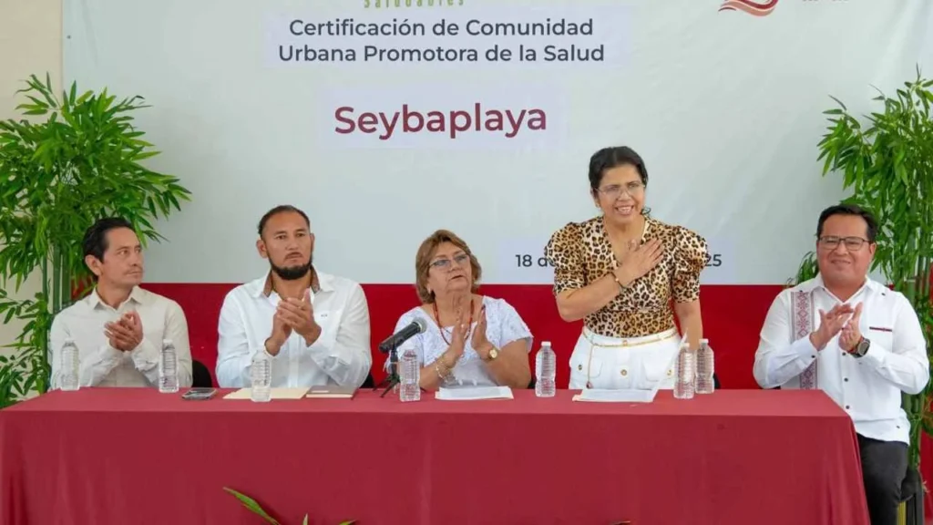 La secretaria de Salud de Campeche, Josefa Castillo Avendaño, entregó la placa de Comunidad Urbana Promotora de la Salud a Seybaplaya.