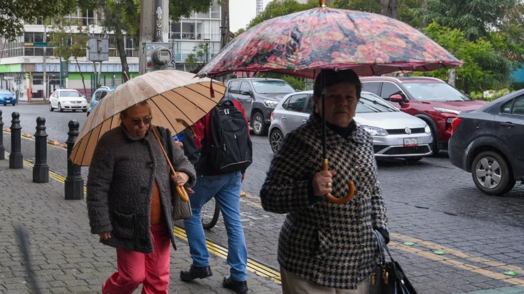 El clima se complica, ya que canales de baja presión provocarán lluvias intensas en varias regiones