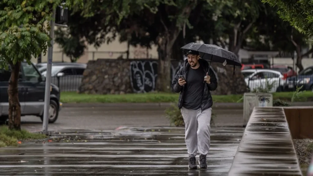 De acuerdo con el SMN el frente frío #19 ingresará a territorio mexicano y recorrerá rápidamente el norte y noreste con lluvias y chubascos.