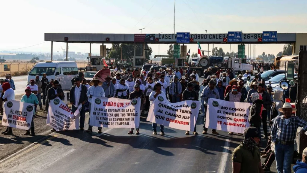 Agricultores se manifiestan por la Ley de Aguas.