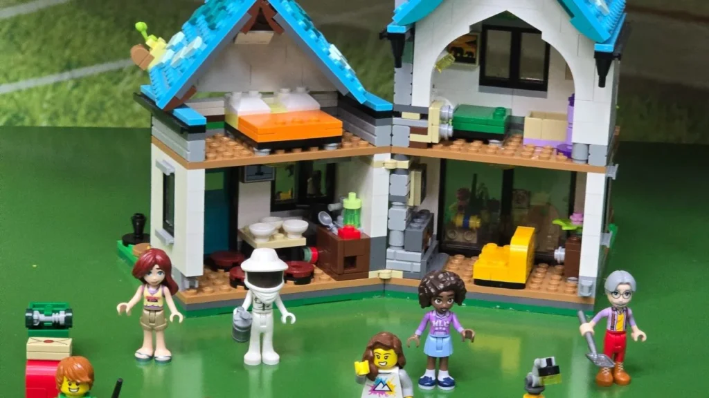 La exhibición Construye tu ciudad utiliza bloques Lego para explorar ideas sobre movilidad responsable, espacios verdes
