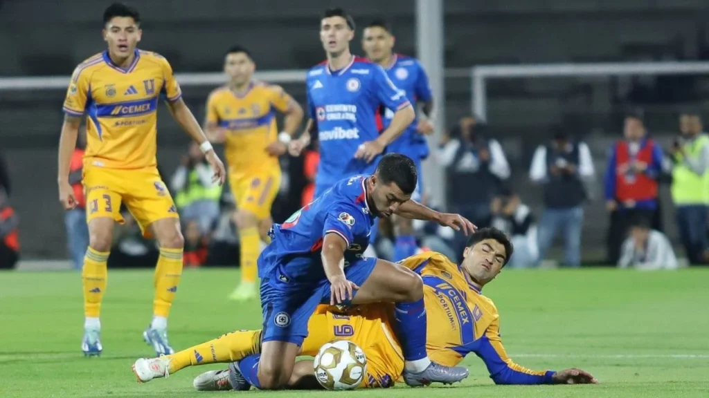 Las semifinales del Apertura 2025 iniciaron con un empate con goles en el partido entre Cruz Azul y Tigres en CU.