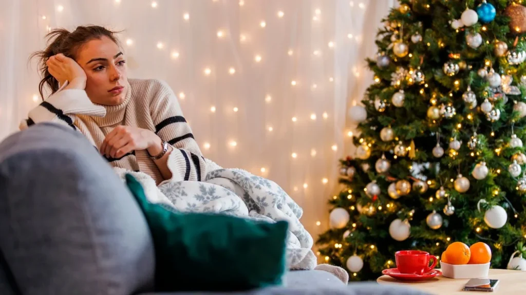 Tristeza de fin de año es social, dice especialista quien analiza la 'Depresión blanca' y las presiones que emergen en Navidad.