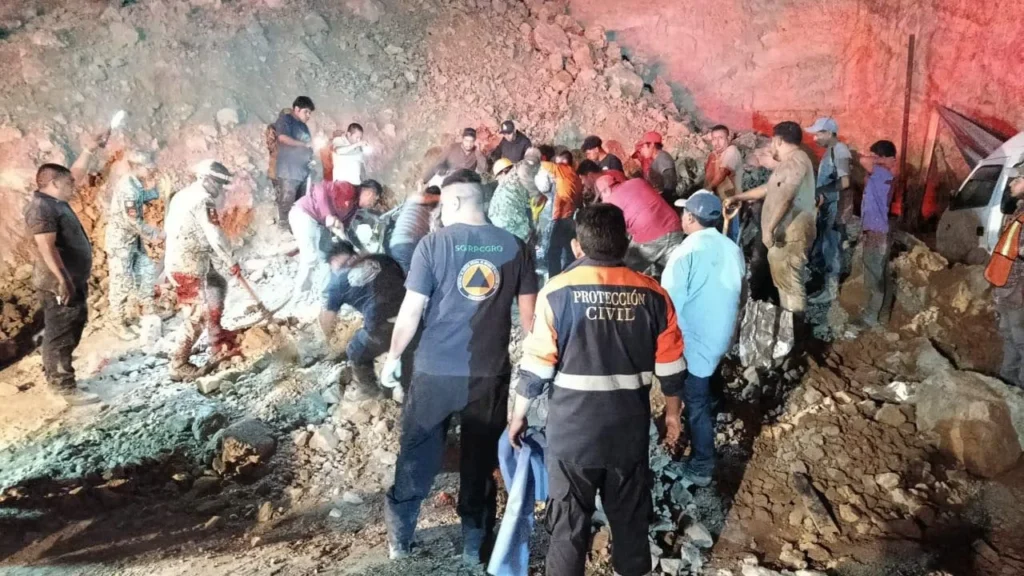 Un deslave provocado por mal uso de maquinaria, en un cerro en la colonia Buena Vista en Tlapa, sepultó por completo una vivienda.