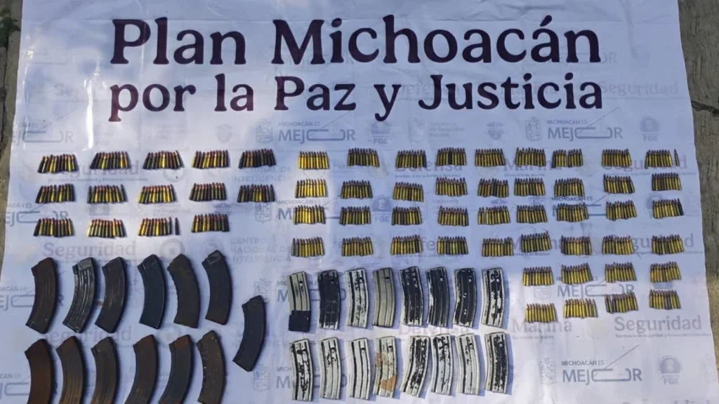 Elementos de la SSP y Defensa aseguraron 560 cartuchos útiles, cargadores, equipo táctico y tres vehículos y destruyeron campamento ilícito.