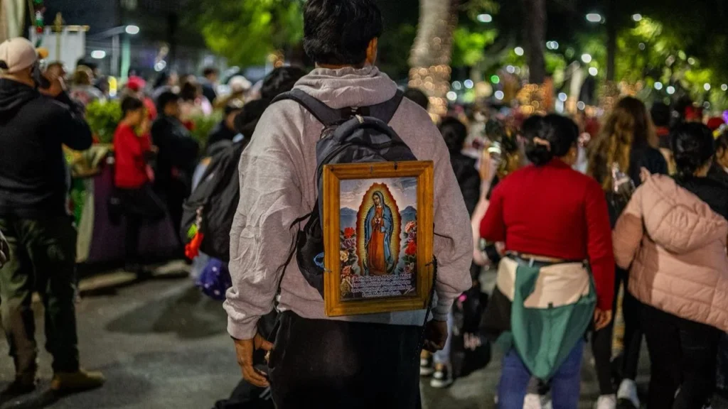 Fe. A pie, de rodillas o en caravanas, los devotos de la Morenita del Tepeyac abarrotaron la Plaza Mariana y sus alrededores.
