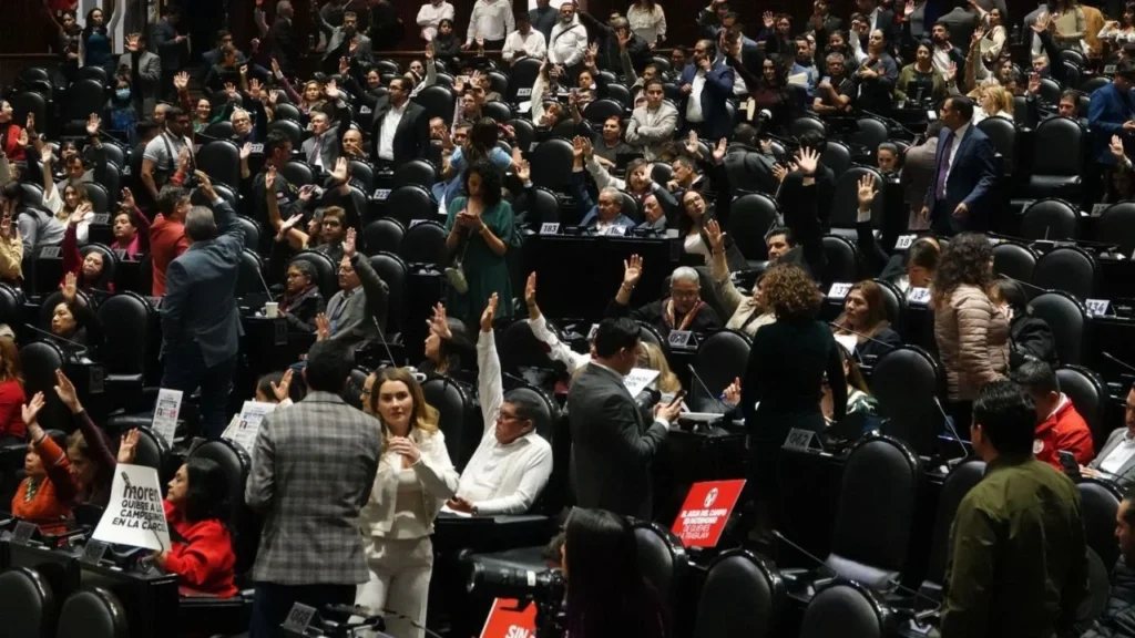 La Cámara de Diputados aveló, en lo general, la Ley de Agua con 328 votos a favor 131 en contra 5 abstenciones.