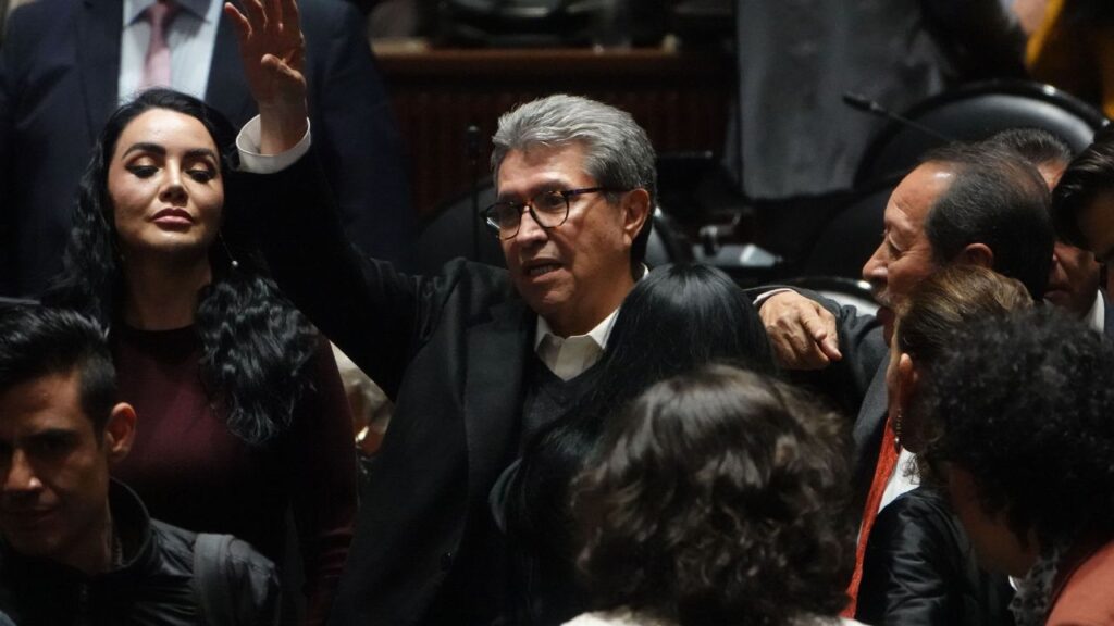 Rubén Moreira, coordinador priista, hace uso de la tribuna para posicionarse en contra durante la sesión ordinaria en la que se discute la llamada Ley de Aguas