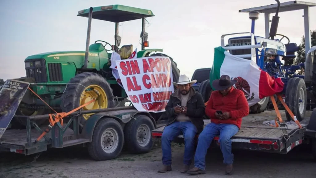 Productores agrícolas del estado bloquearon con tractores la mayoría de las carreteras federales en los municipios de Fresnillo, Calera, Ojocaliente, Trancoso y Guadalupe.