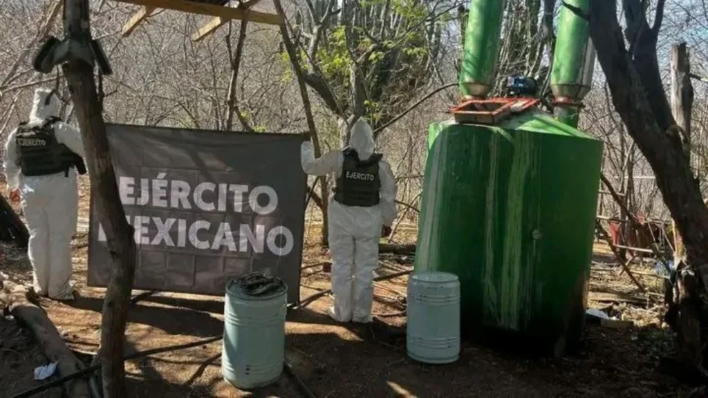 Elementos de la GN y Ejército Mexicano aseguraron un laboratorio clandestino de metanfetaminas en Turicato y Nocupétaro, Michoacán.