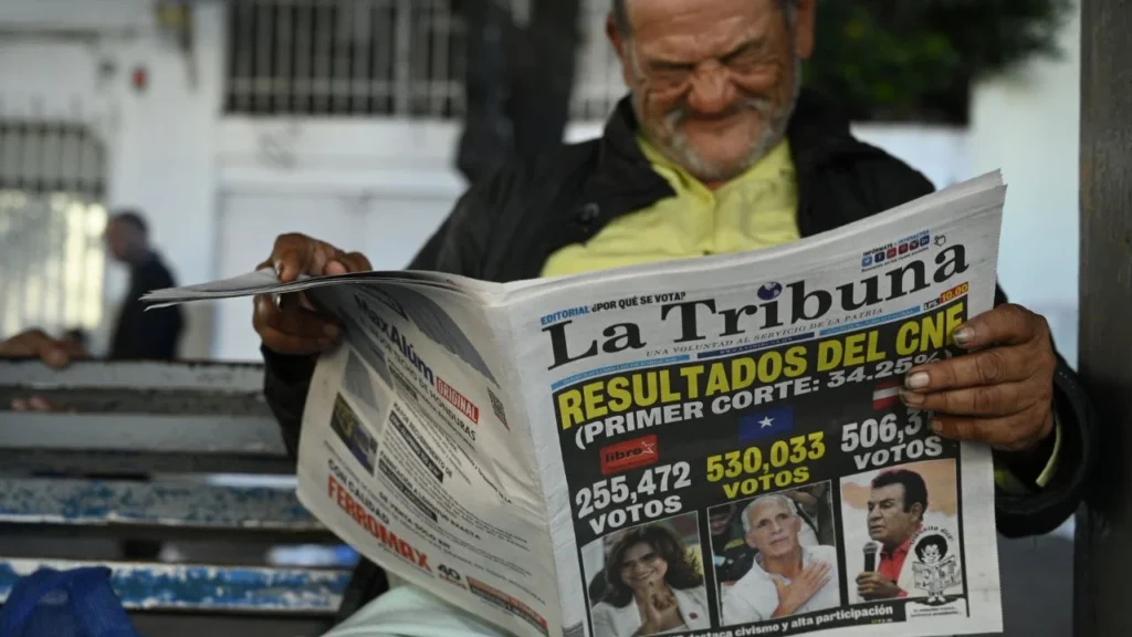 Persona leyendo La Tribuna sobre las Elecciones de Honduras 2025.