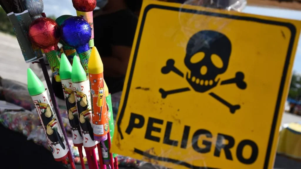 Entre las causas de accidentes en casa durante las fechas decembrinas está la pirotecnia.