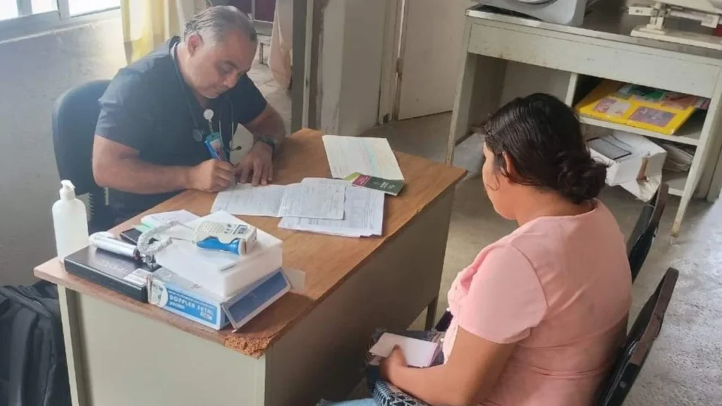 La Secretaría de Salud estatal brindó 13 mil 358 consultas médicas en comunidades rurales.