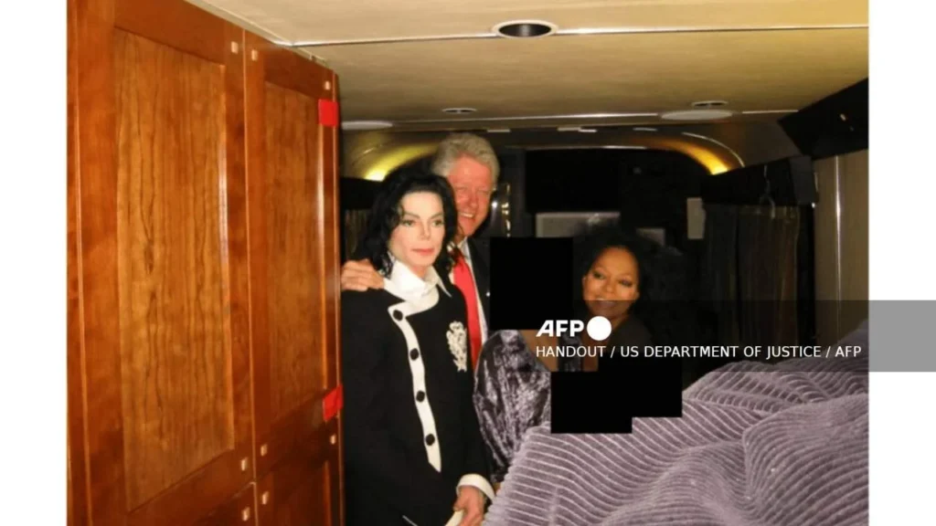 En la fotografía aparece el fallecido Michael Jackson con Bill Clinton.
