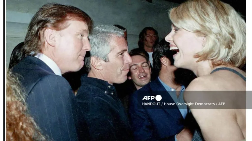 Trump aparece en una fotografía de Jeffrey Epstein.