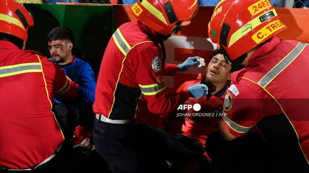 La final del torneo Apertura del futbol de Guatemala terminó en graves incidentes dentro del campo de juego tras la invasión de aficionados.