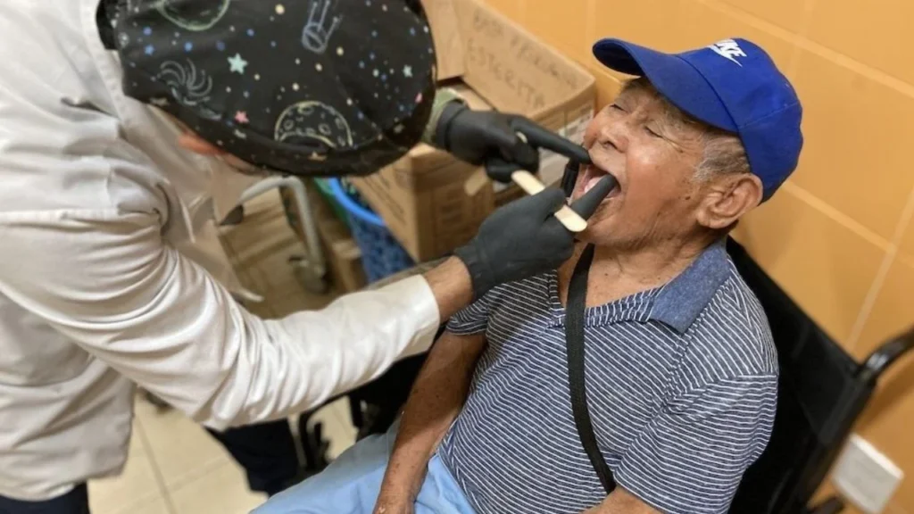 La Secretaría de Salud y el DIF de Campeche llevaron a cabo la entrega de varias prótesis a 62 habitantes que lo necesitaban.