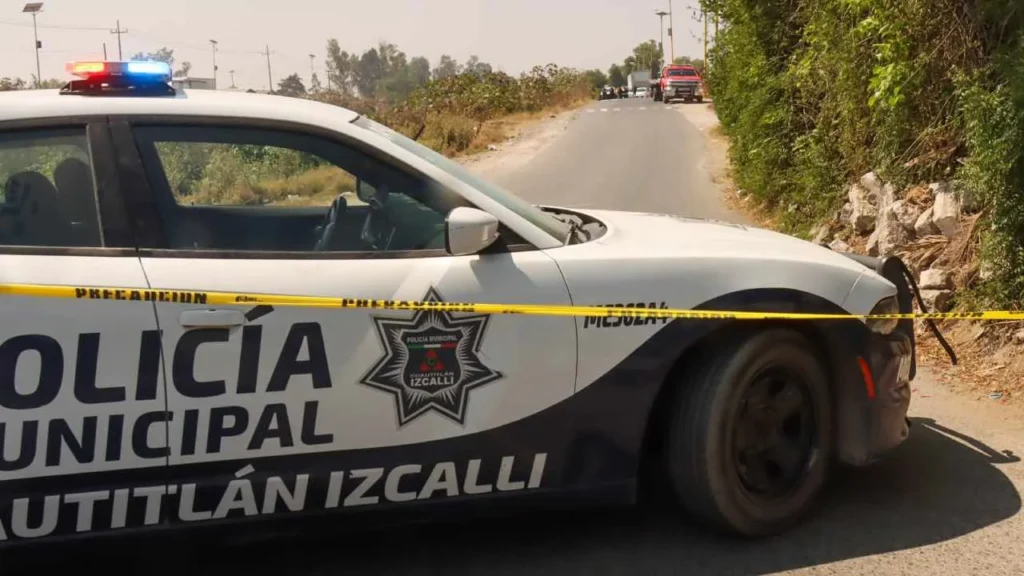 Policías de Cuautitlán Izcalli y elementos de la Fiscalía del Edomex arribaron al sitio en donde se encontró el cadáver.