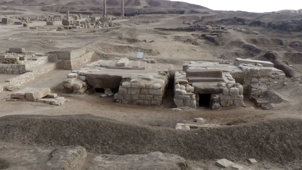 Encuentran en Tanis, 225 estatuillas en una tumba que revelan a un faraón oculto