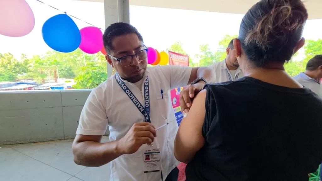 La Secretaría de Salud en Chiapas intensificó la vacunación de menores y adultos ante nuevos casos de Sarampión.