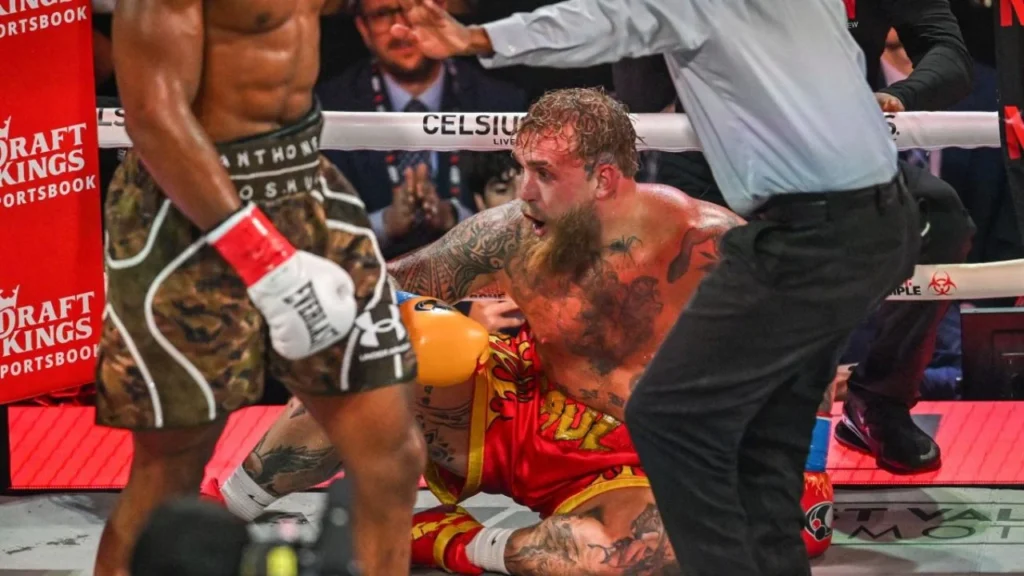 El golpe decisivo de Joshua hizo sangrar la boca de Jake Paul, quien al final del combate aseguró que su mandíbula estaba fracturada