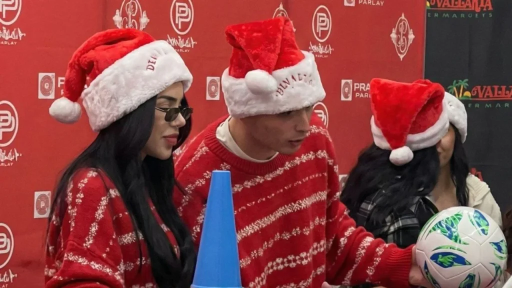 En la comunidad de Whittier, California, Peso Pluma y Kenia Os salieron a regalar juguetes con motivo de la Navidad.
