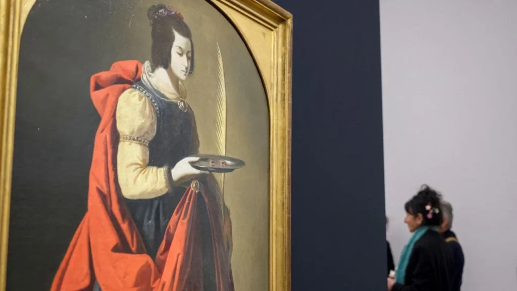 Fotografía tomada el 22 de diciembre de 2023, muestra "Sainte Lucie" (1635-1640) del pintor español Francisco de Zurbaran (1598-1664) durante la vista previa de la exposición "Lacan, l'exposition