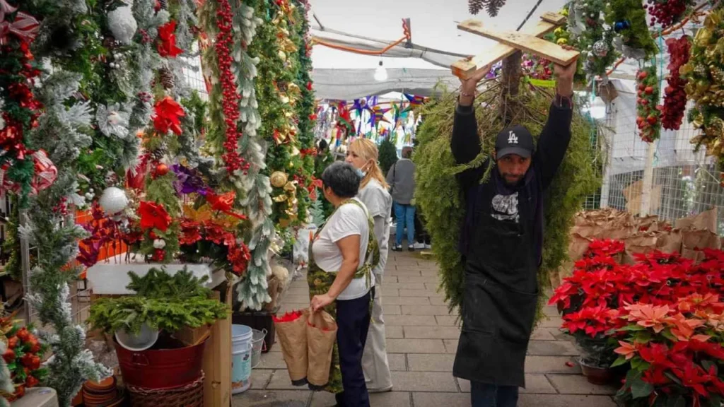 Las fiestas decembrinas generarán una derrama económica de 608 mil mdp por el turismo y las compras navideñas.