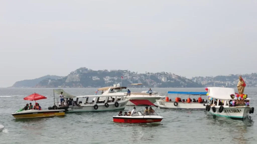 Decenas de lancheros del puerto de Acapulco, cumplieron con su tradicional peregrinación marítima a la Virgen de los Mares.