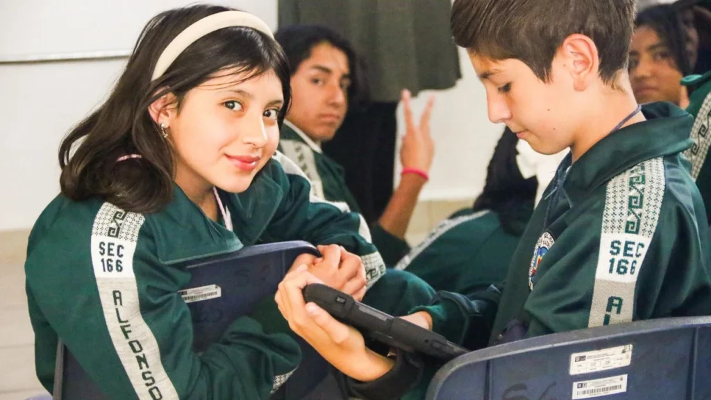 Legisladores del PVEM y PT proponen prohibir uso de teléfonos celulares en horario escolar