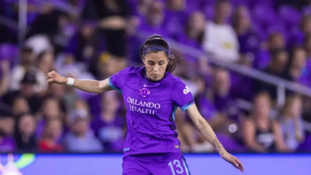 Llevándose el reconocimiento al mejor gol femenino, Lizbeth 'la maga' Ovalle conquistó el Premio Marta otorgado por la FIFA.