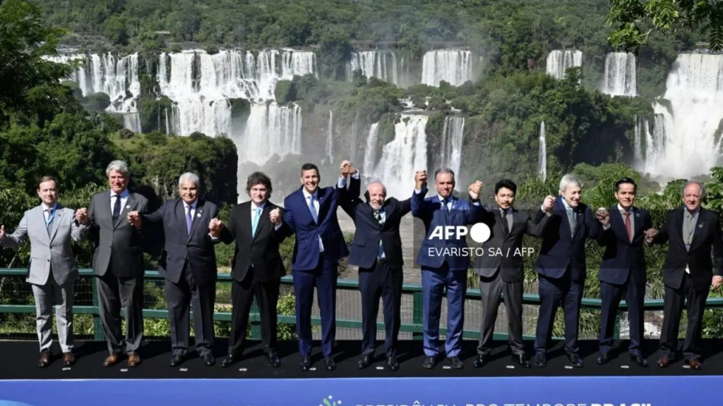 Integrantes del Mercosur se toman una foto en las Cataratas del Iguazú en Foz de Iguazú.