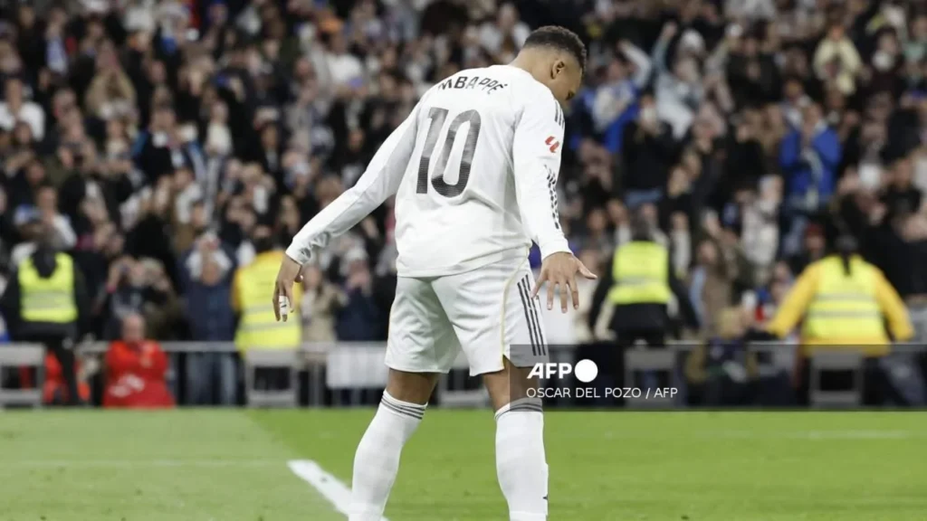 Mbappé celebró su gol 59 del año como Cristiano Ronaldo.