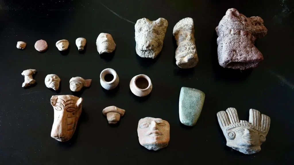 Las piezas arqueológicas presentan rasgos estilísticos de las culturas mexica, teotihuacana y zapoteca de 500 a.d.e y 1521 d.n.e.