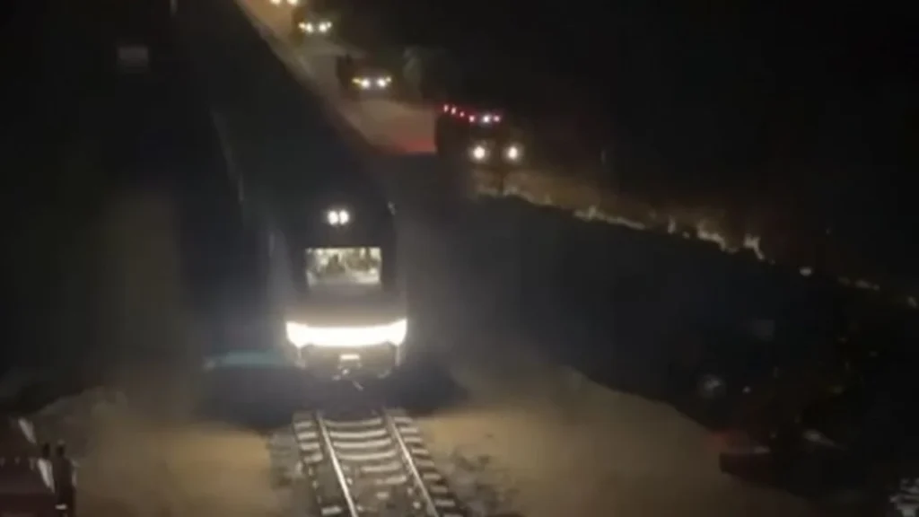 El hombre buscaba cruzar las vías durante la madrugada del jueves, sin embargo, no logró ganarle el paso el Tren Maya y este lo arrolló.