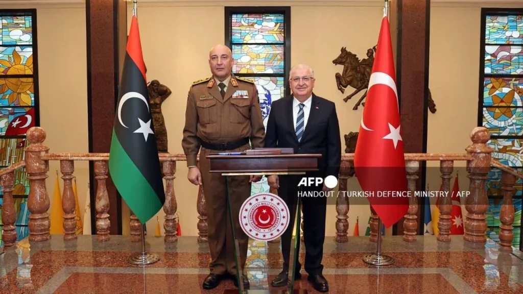 Medios en Libia y Turquía confirmaron la muerte del jefe del Estado Mayor de aquel país, esto tras un accidente en avión.