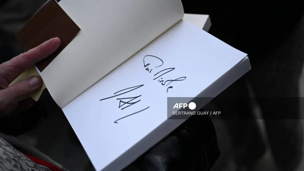 Algunos admiradores que se dieron cita en la librería Lamartine de París, para obtener la firma del expresidente Nicolas Sarkozy.