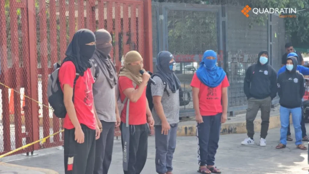 Alrededor de 300 normalistas de Ayotzinapa protestaron afuera del Congreso de Guerrero por sus compañeros asesinados en la Autopista del Sol.