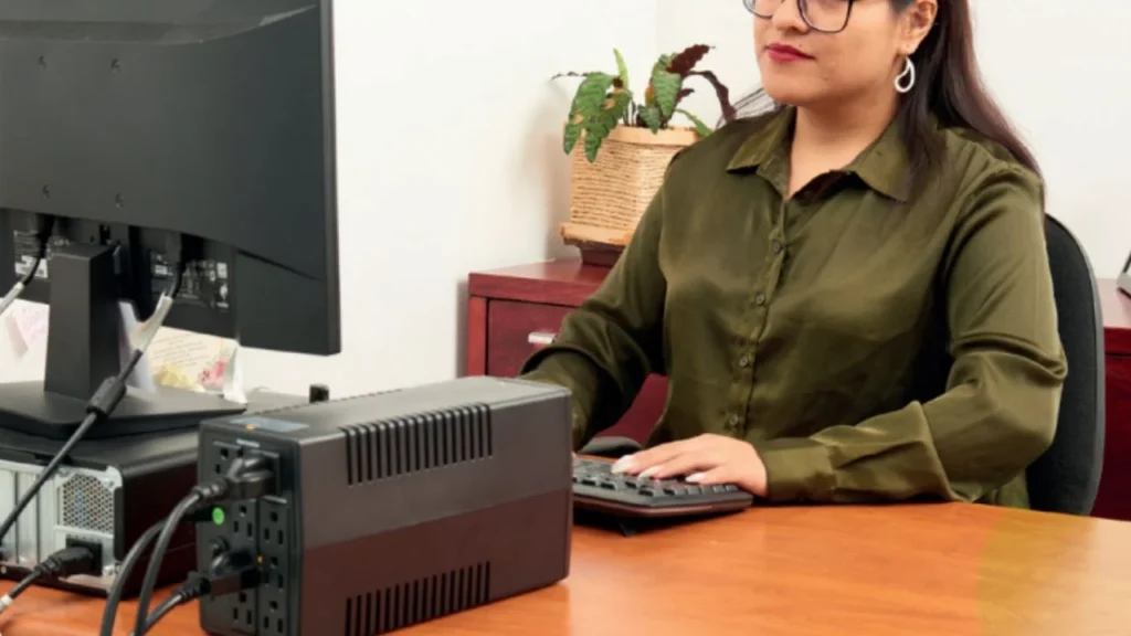 Entérate aquí cuáles son los reguladores recomendados por la Profeco para proteger tus aparatos electrónicos así como sus componentes.