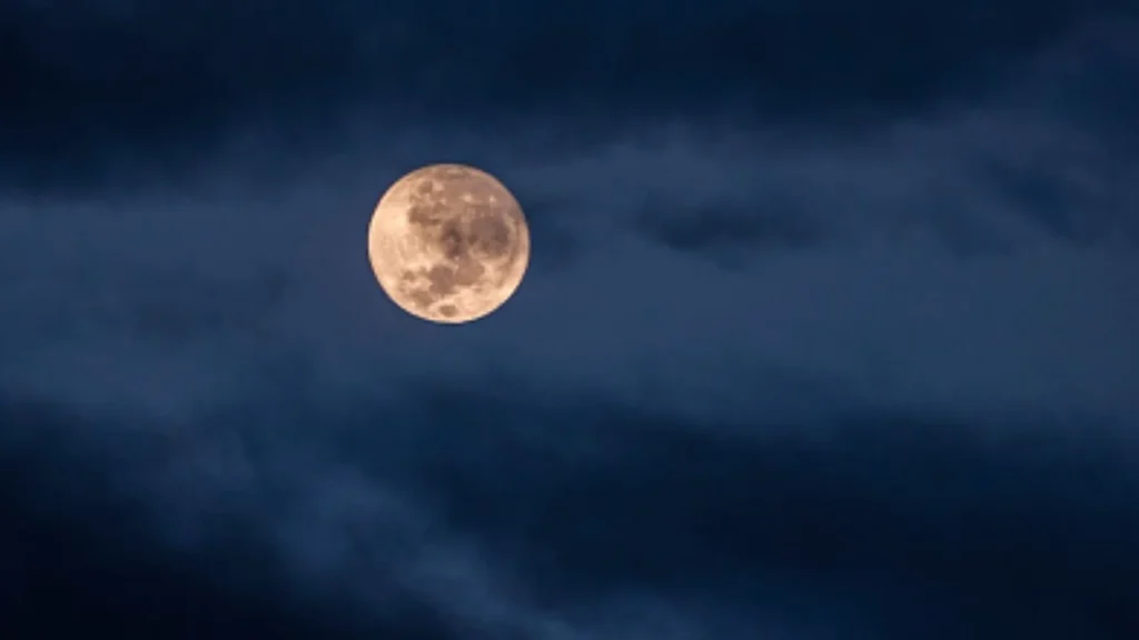El nombre 'Luna Fría proviene de las tradiciones de los pueblos nativos de Norteamérica, quienes asignaban un término especial a cada luna llena
