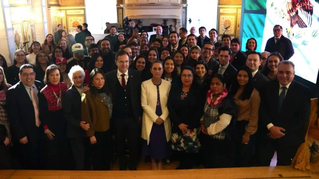 La presidenta de México se reunión con una comunidad mexicana en EU.