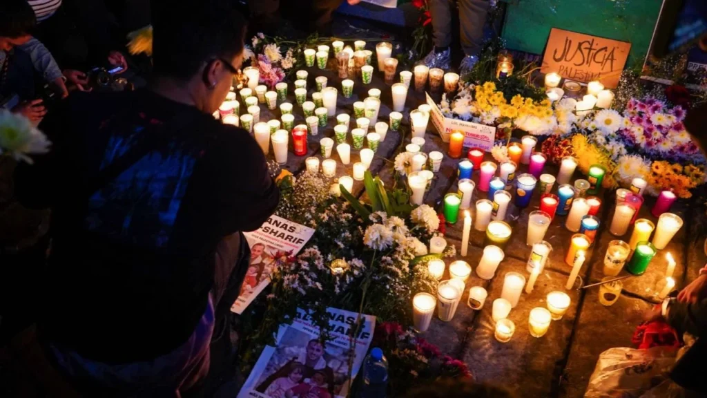 Un total de 67 periodistas fueron asesinados a nivel mundial en 2025, la mitad fue en Gaza y al menos nueve en México, advirtió el organismo. En la imagen, periodistas mexicanos rinden tributo a sus homólogos palestinos asesinados en la Guerra Israel - Hamás.