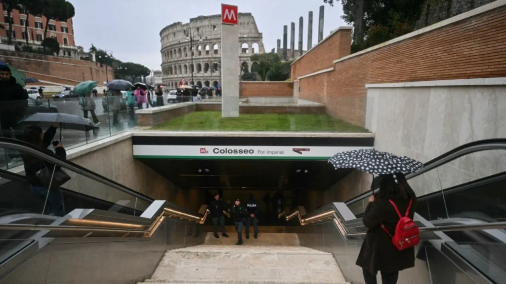 La nueva estación de metro 'Colosseo', concebida como un museo para exhibir los hallazgos arqueológicos descubiertos durante su construcción, cuando abra al público, con el Coliseo al fondo,