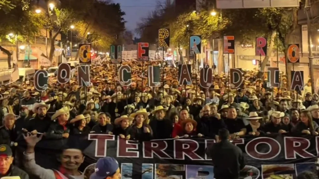 Provenientes de diversos estados, llegan al Zócalo con mucho entusiasmo para festejar 7 años de transformación junto a Sheinbaum.