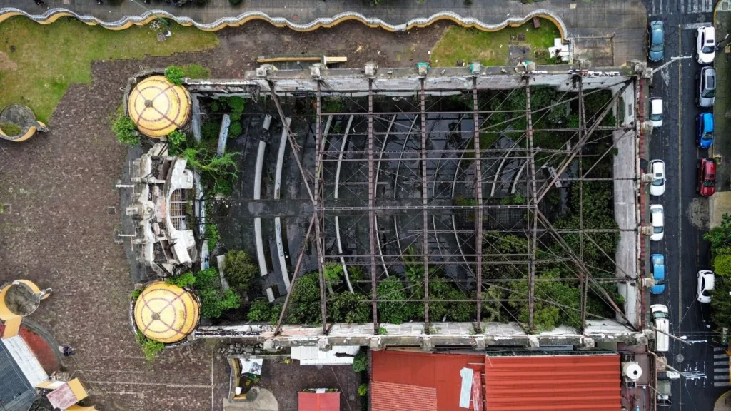 Desde el aire, se observan árboles y charcos al interior de lo que debió ser el Santuario de Juan Diego.