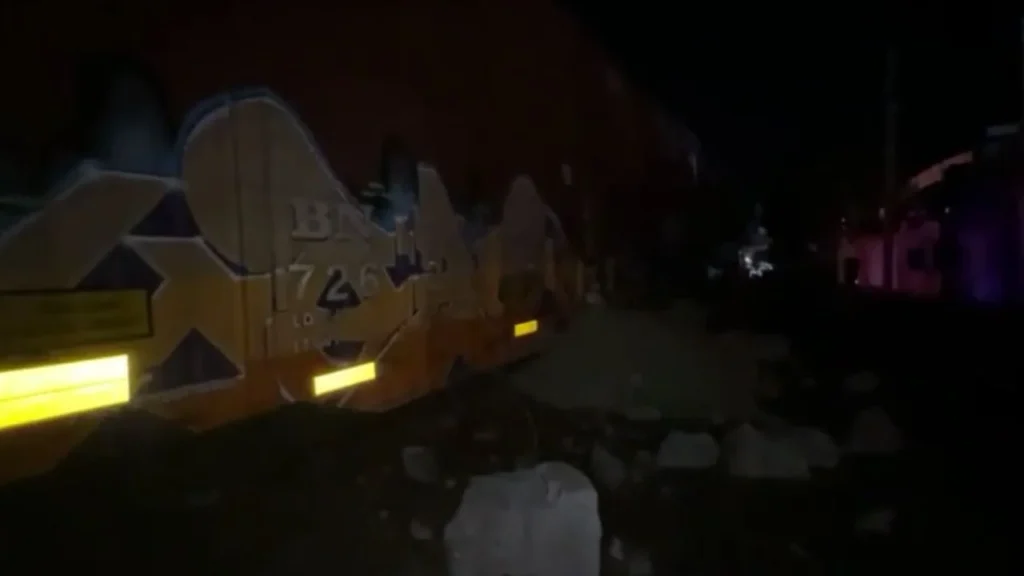 Autoridades de Protección Civil de Sonora atendieron el descarrilamiento de un vagón de tren de carga en Nogales.