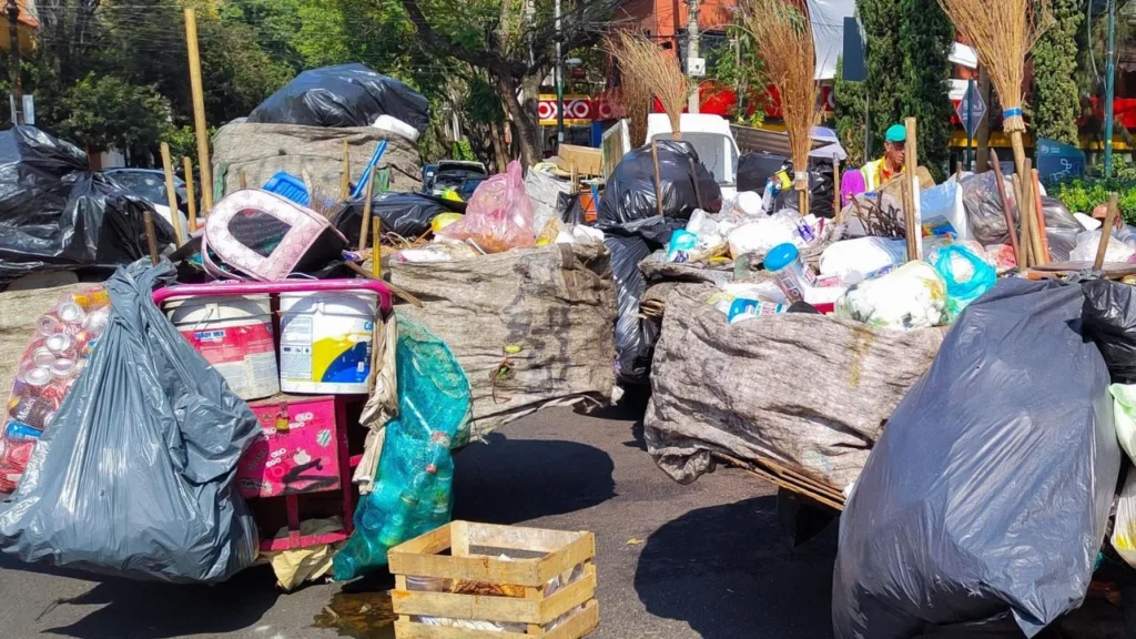 De acuerdo a las autoridades capitalinas, en la Ciudad de México se generan ocho mil 500 toneladas de residuos diariamente, cifra que aumenta un 25 por ciento en la temporada decembrina