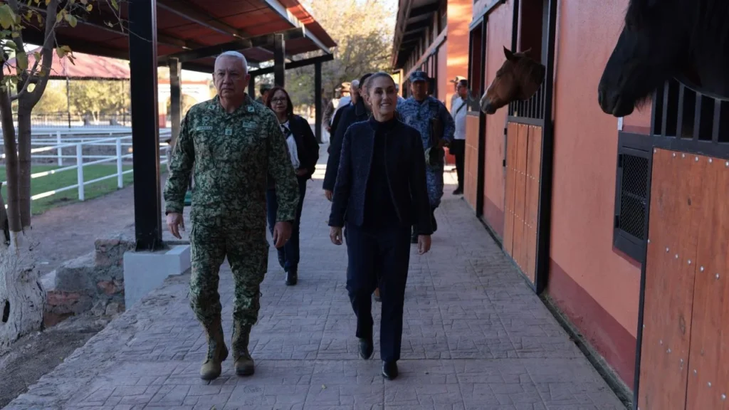 La presidenta de México, Claudia Sheinbaum Pardo, convivió este viernes con personal y sus familias en la Base Aérea militar de Chihuahua. 
